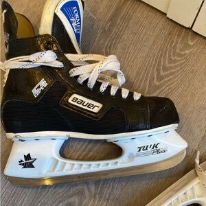 Bauer 7D youth size hockey skates Made in Canada. Supreme 3000